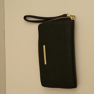 Steve Madden wristlet wallet, pre owned. Great condition. Black